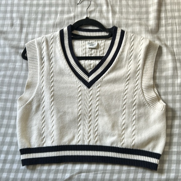 Sunday Best Aritzia Cropped Sweater Vest Wool V-neck white black Size M - Picture 7 of 7